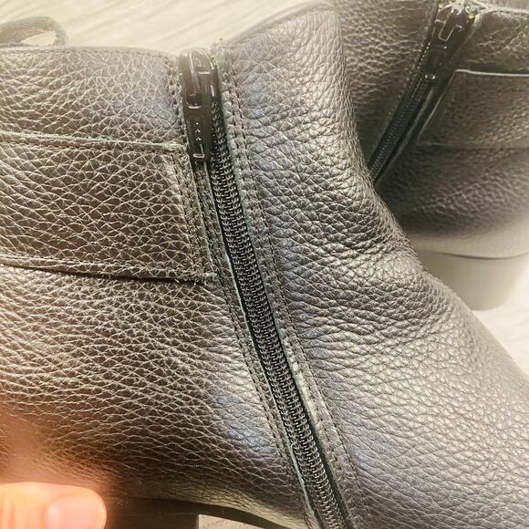 Clarks Black Pebbled Leather Side Zip Buckle Ankle Bootie Size 10 Goth Casual - Picture 5 of 10